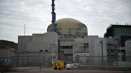 La centrale nucléaire de Flamanville (Manche), le 25 avril 2024. (LOU BENOIST / AFP)