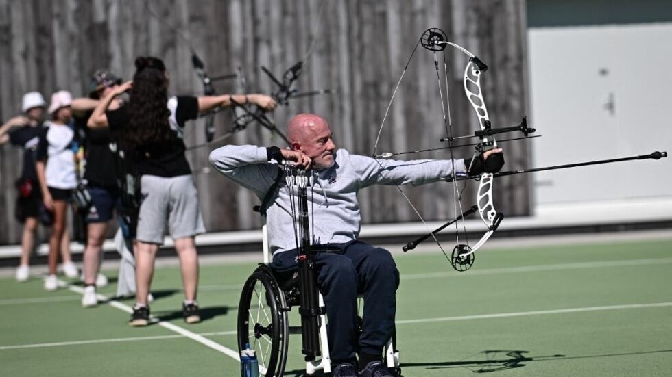 L'archer paralympique français Damien Letulle 51 ans s'entraîne au CREPS (Centre de Ressources, d'Expertise et de Performance Sportives) des Pays-de-la-Loire à La Chapelle-sur-Erdre, près de Nantes, le 12 avril 2024.