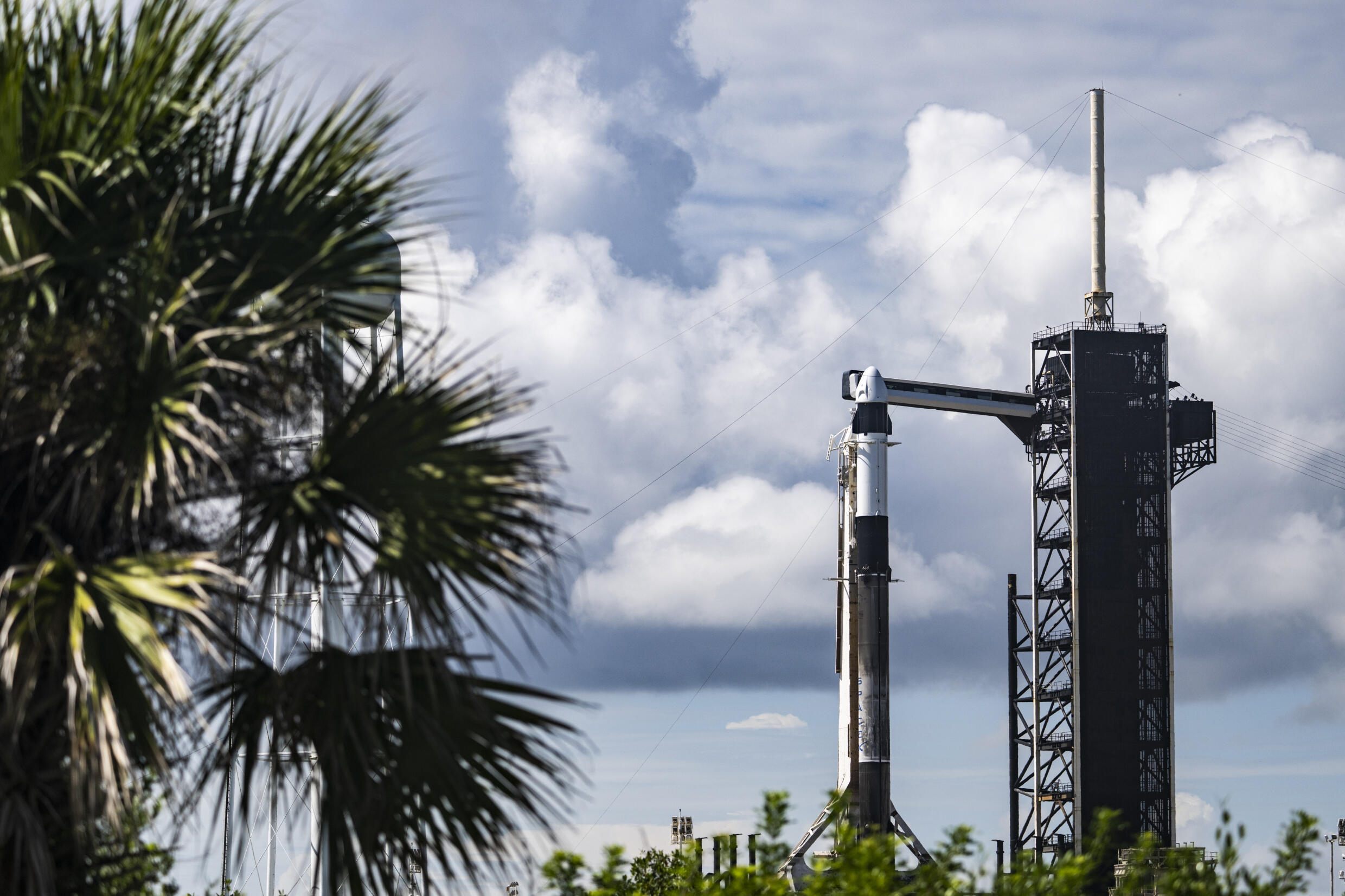 Une fusée Falcon 9 de SpaceX avec la capsule Crew Dragon Resilience pour la mission Polaris Down, au Centre spatial Kennedy, le 26 août 2024 en Floride