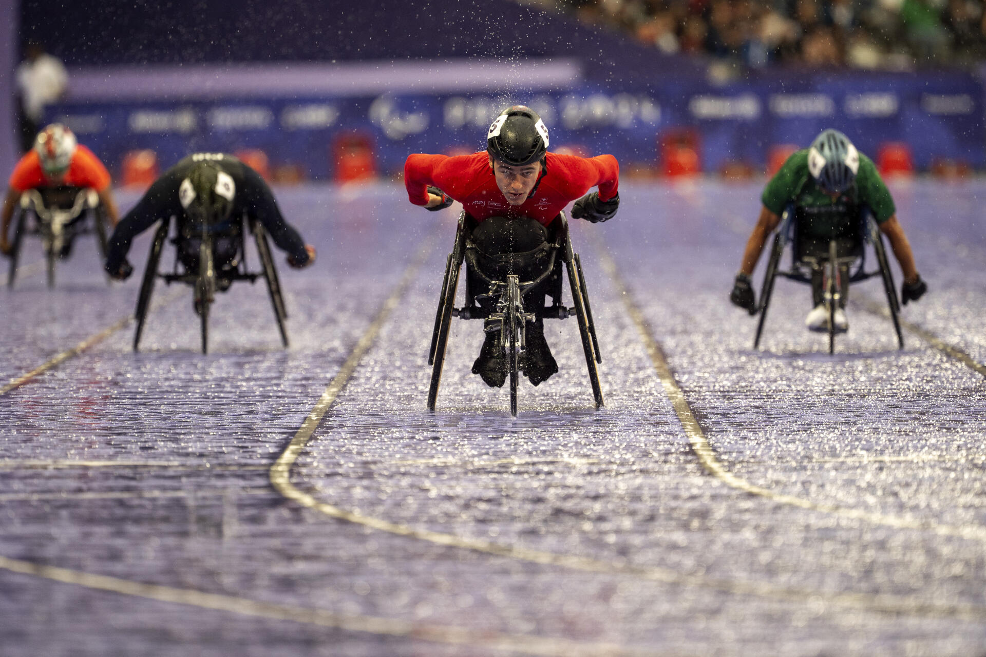 L’athlète paralympique Fabian Blum (Suisse) concourt au 400 m masculin (T52), première partie, au Stade de France, le 30 août 2024, à Paris.