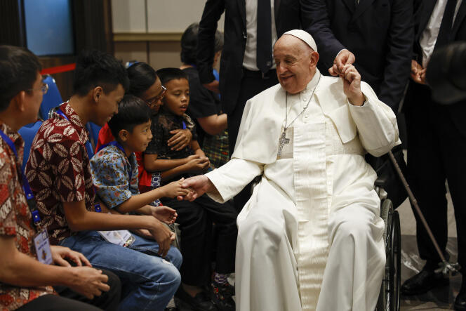 Le pape François, souriant, salue un enfant, à Djakarta, en Indonésie, le 5 septembre 2024.