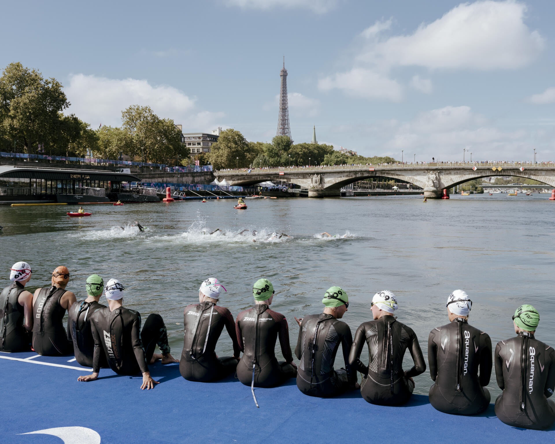 Des athlètes participant au para triathlon, au pont Alexandre-III, à Paris, le 2 septembre 2024.