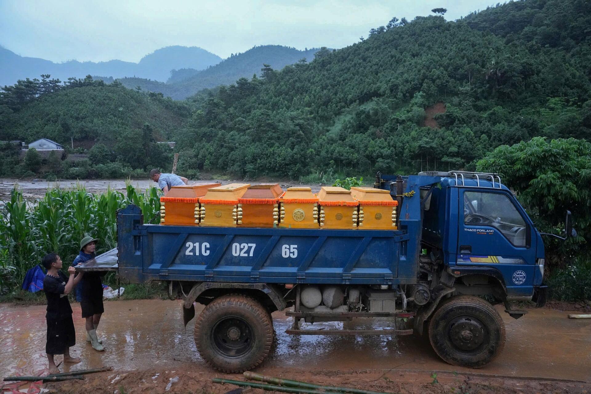 Les cercueils des victimes d’un glissement de terrain sont transportés par camion près du site de la catastrophe, dans le village montagneux isolé de Lang Nu, dans la province de Lao Cai (Vietnam), le 12 septembre 2024.