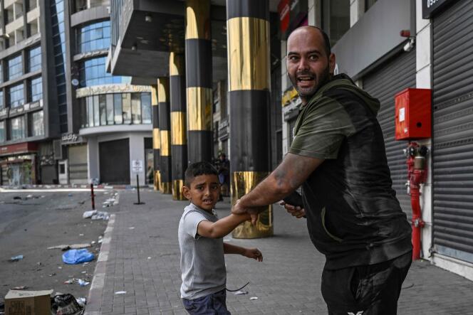 Des civils dans une rue du centre de Jénine, en Cisjordanie, lors de combats entre l’armée israélienne et des membres des groupes armés palestiniens, le 2 septembre 2024.
