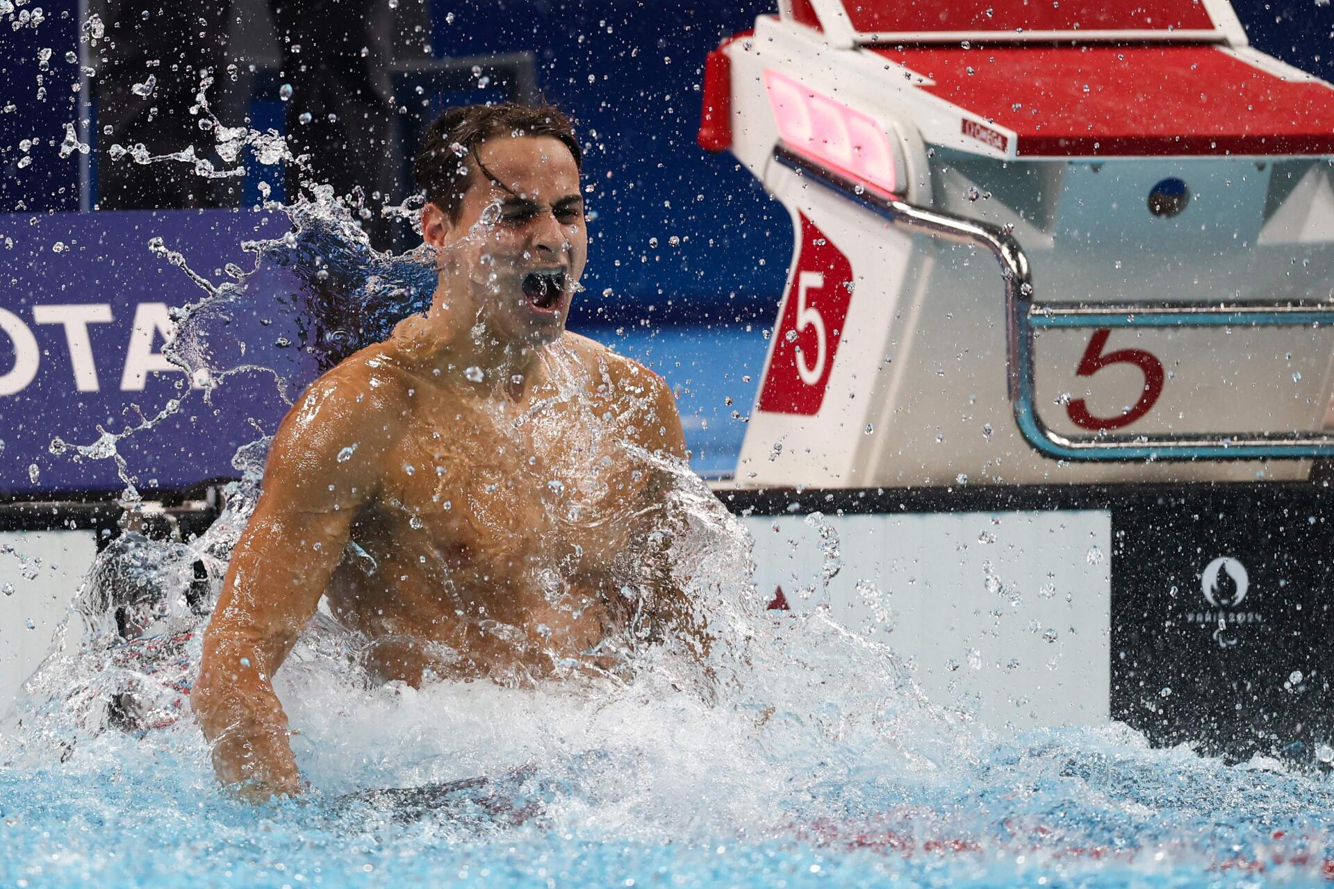 Ugo Didier célèbre sa victoire du S9 400 m nage libre le, 29 août 2024.