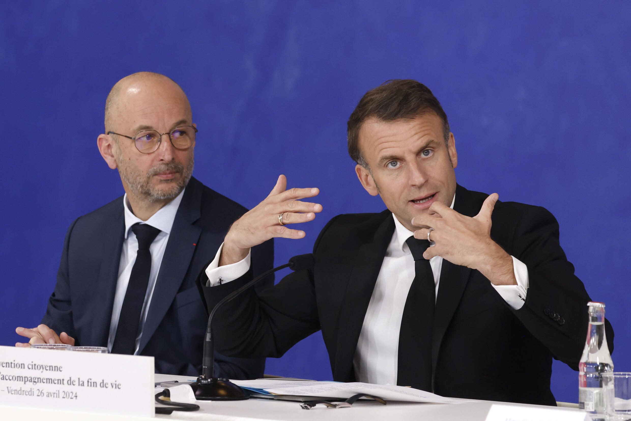 Le président du Cese Thierry Beaudet et Emmanuel Macron à Paris, le 26 avril 2024.