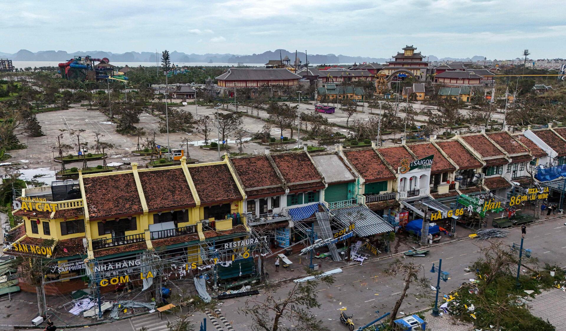 Des bâtiments endommagés et des débris dans une rue, après que le typhon Yagi a frappé Ha Long, dans la province de Quang Ninh (Vietnam), le 8 septembre 2024. 