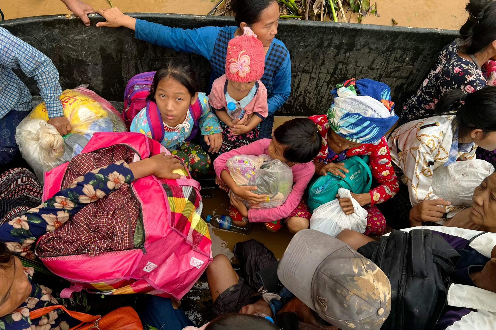 Des habitants sont transportés sur un bateau à travers les eaux de crue à Pyinmana, dans la région de Naypyidaw (Birmanie), le 13 septembre 2024.