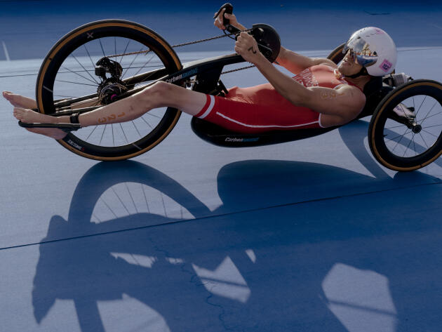 L’Autrichien Florian Brungraber, médaillé d’argent, lors du para triathlon hommes (PTWC), au pont Alexandre-III, à Paris, le 2 septembre 2024.