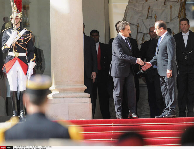 L’ancien président de la République Nicolas Sarkozy, et François Hollande, au palais de l’Elysée, le 15 mai 2012.