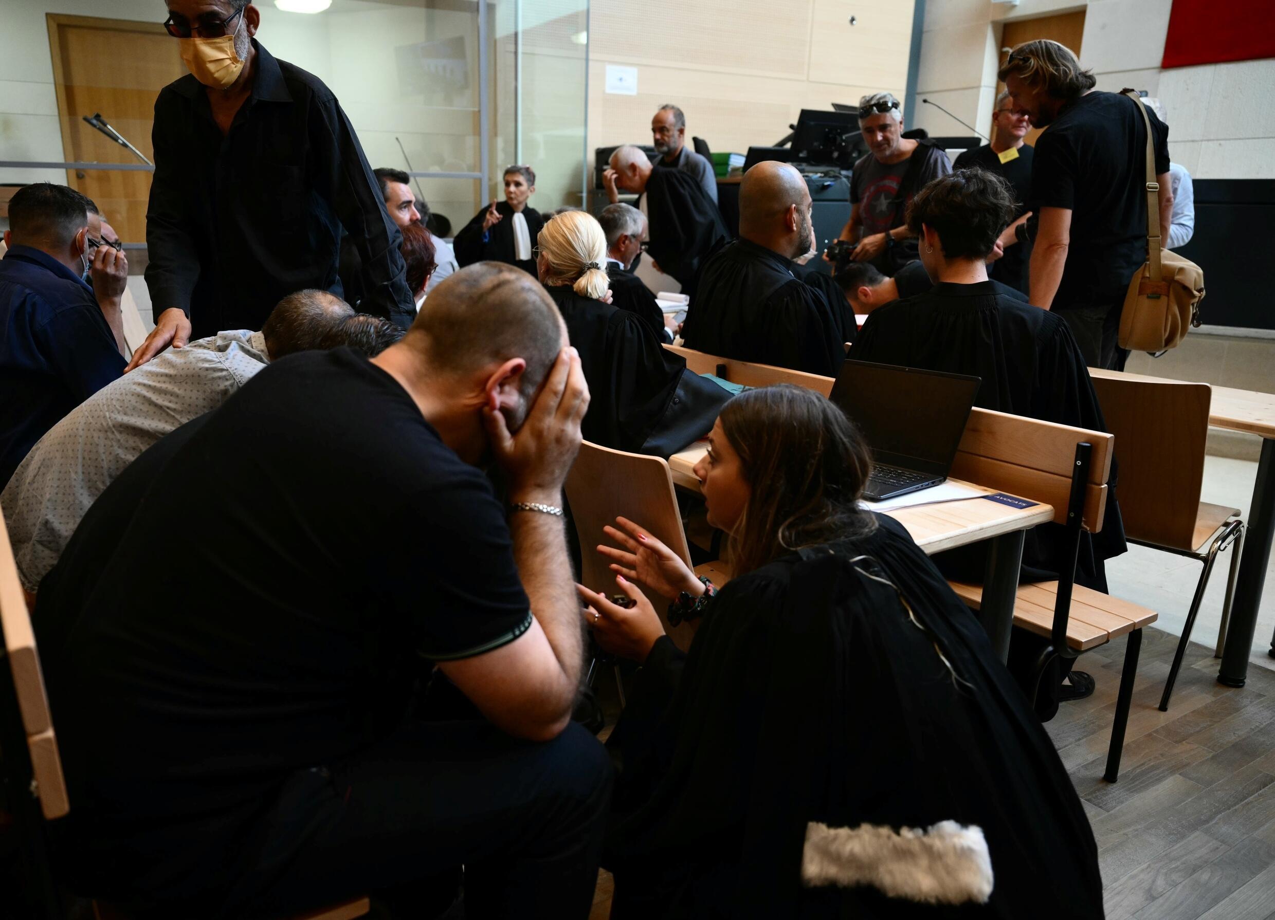 Des coaccusés s'entretiennent avec un avocat au palais de justice à Avignon, le 2 septembre 2024