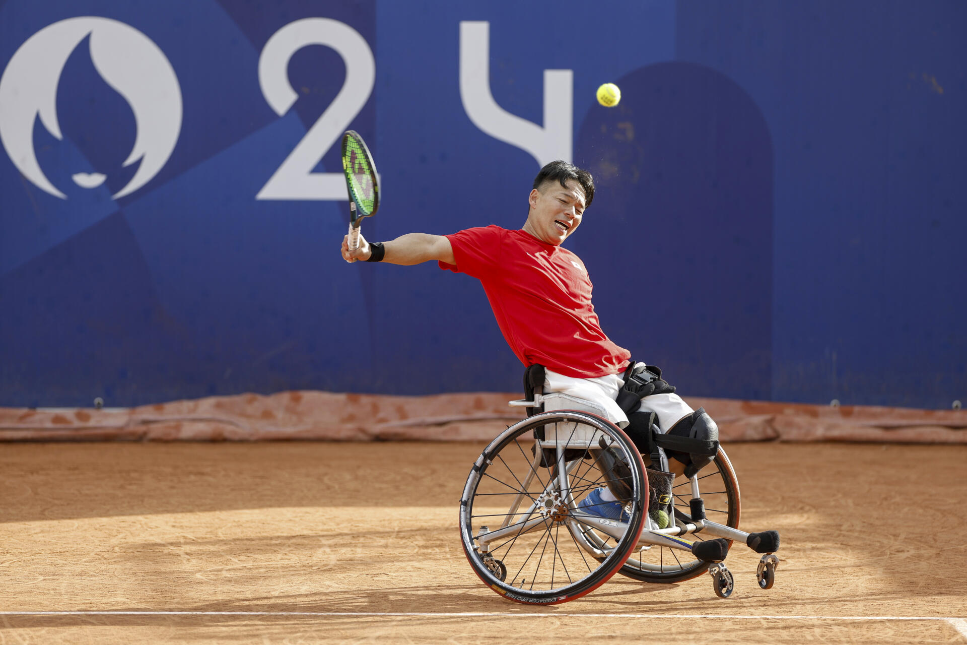 Le Japonais Takashi Sanada (en photo) et son coéquipier Daisuke Arai affrontent les Brésiliens Daniel Rodrigues et Gustavo Carneiro Silva lors de leur match du deuxième tour du double masculin, le dimanche 1ᵉʳ septembre 2024.