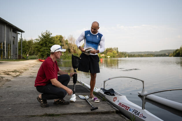 Abel Aber, catégorie VL3, et Eric Le Leuch, directeur de performance adjoint de l’équipe de France de para canoë, au Temple-sur-Lot (Lot-et-Garonne), le 24 août 2024.