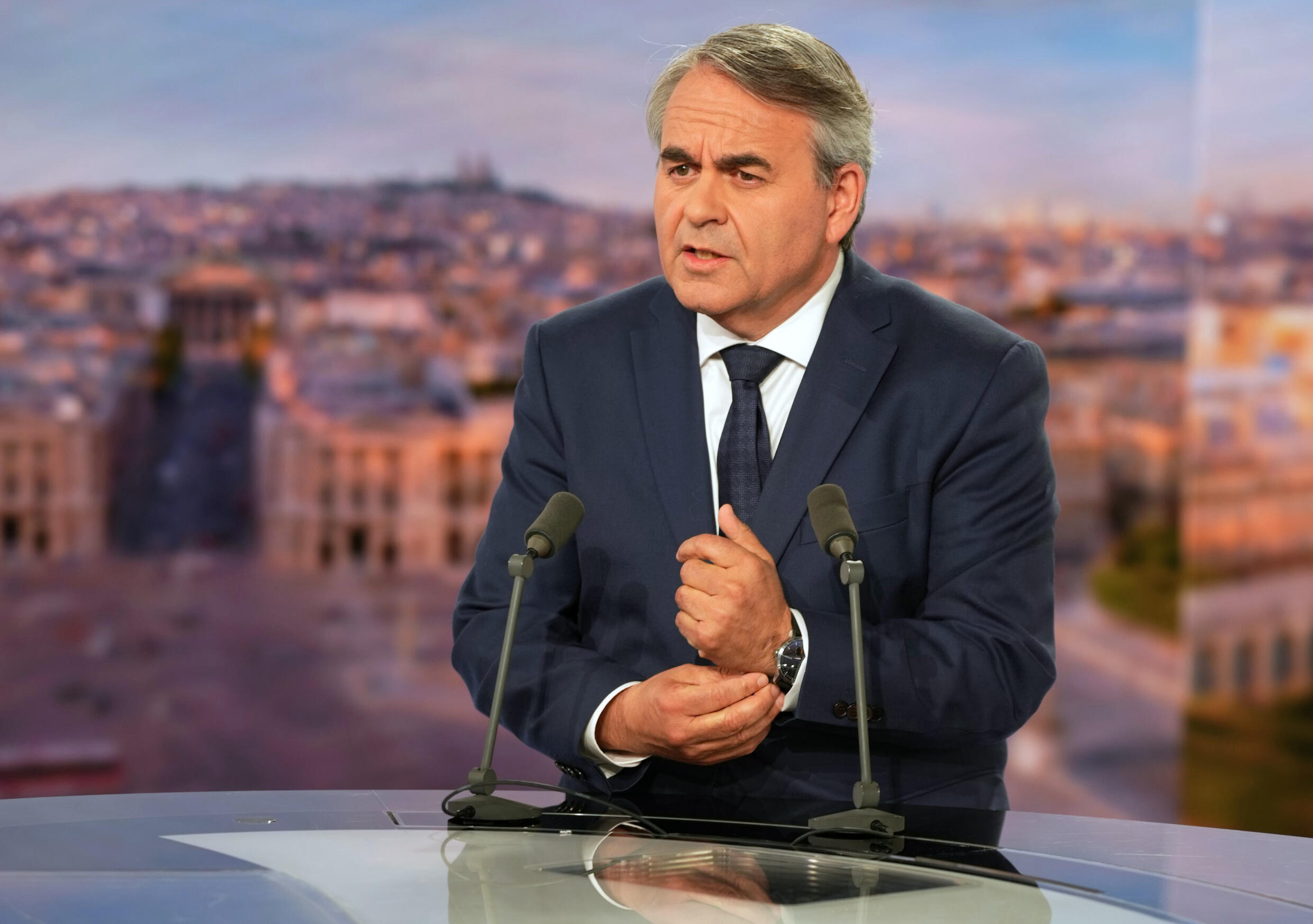 Le président des Hauts-de-France Xavier Bertrand sur le plateau de TF1 à Boulogne-Billancourt, le 11 juin 2024.