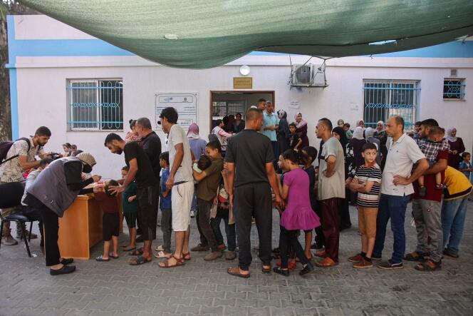 Des Palestiniens font la queue avec leurs enfants lors d’une campagne de vaccination contre la polio à la clinique du quartier d’al-Daraj dans la ville de Gaza, le 10 septembre 2024.