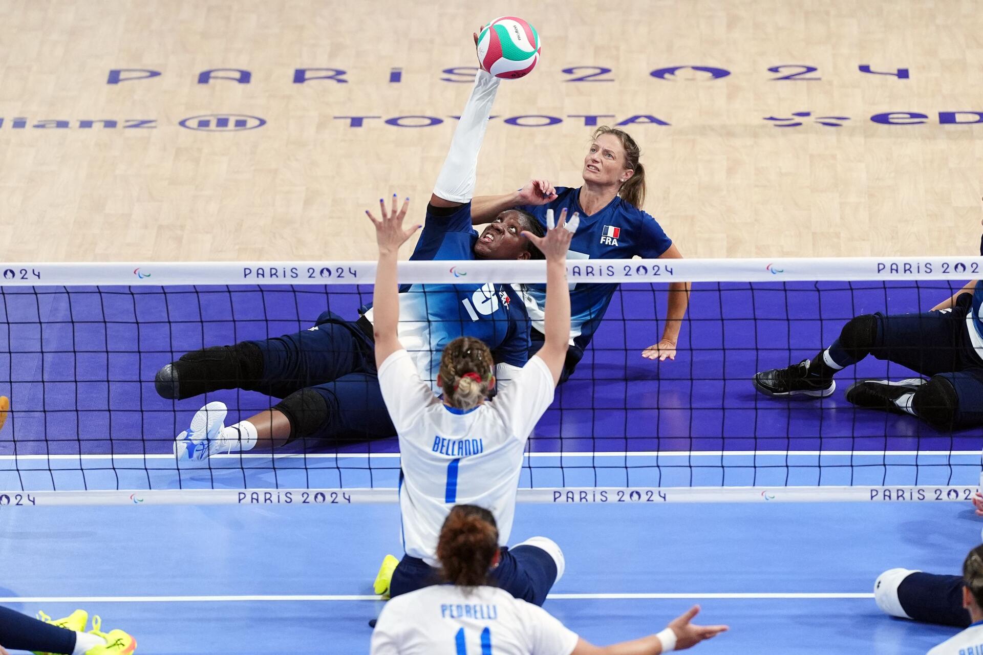 Jenna Agbodjan Prince frappe un ballon lors d’un tour préliminaire féminin de volley-ball assis entre la France et l’Italie à l’Arena Paris Nord, à Villepinte (Seine-Saint-Denis), le 30 août 2024.