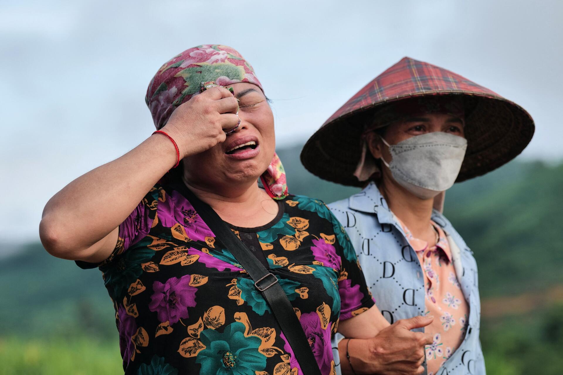 Des habitants sur le site d’un glissement de terrain, dans le village montagneux isolé de Lang Nu, dans la province de Lao Cai (Vietnam), le 12 septembre 2024.