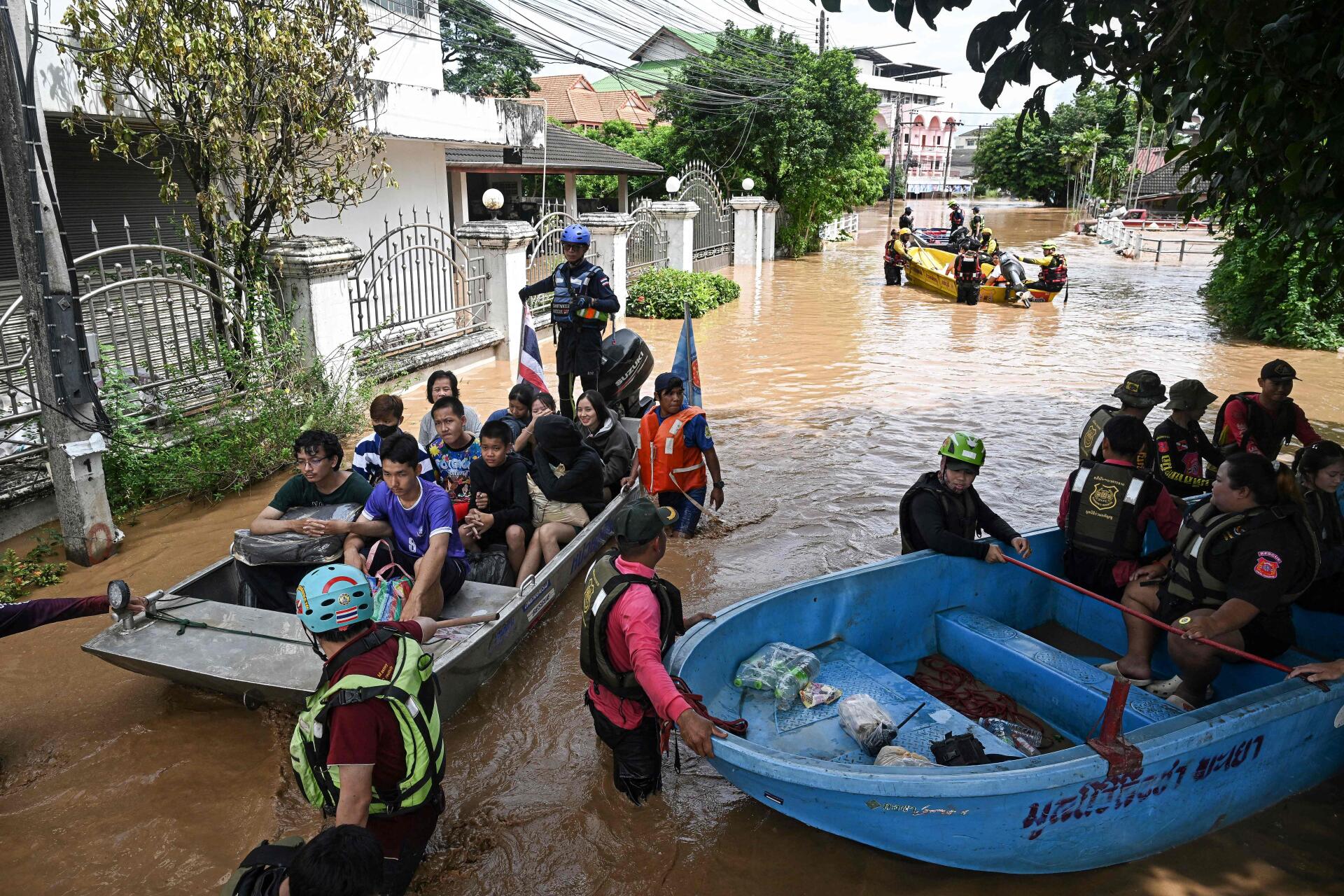 Des équipes de secours locales récupèrent des écoliers et des habitants lors des inondations dans la ville de Chiang Rai (Thaïlande), le 12 septembre 2024. 