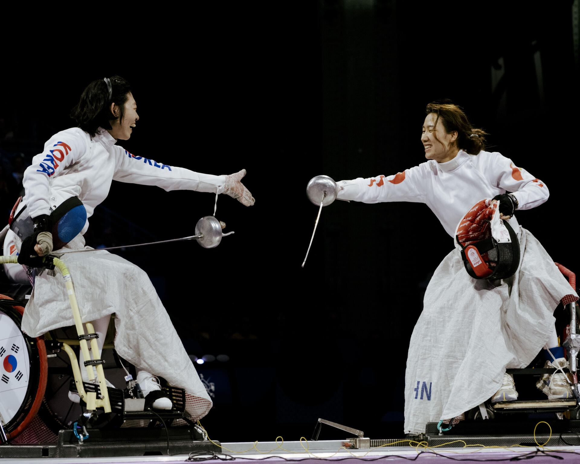 La Chinoise Yuandong Chen (à droite) après sa victoire pour la médaille d’or en épée contre la Coréenne Kwon Hyo-Kyeong, au Grand Palais, à Paris, le 6 septembre 2024.