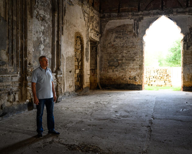 Victor Mykhalchenko, historien amateur qui a consacré une biographie à la famille Kourisse, au château de Kourisovo (Ukraine), le 11 septembre 2024.