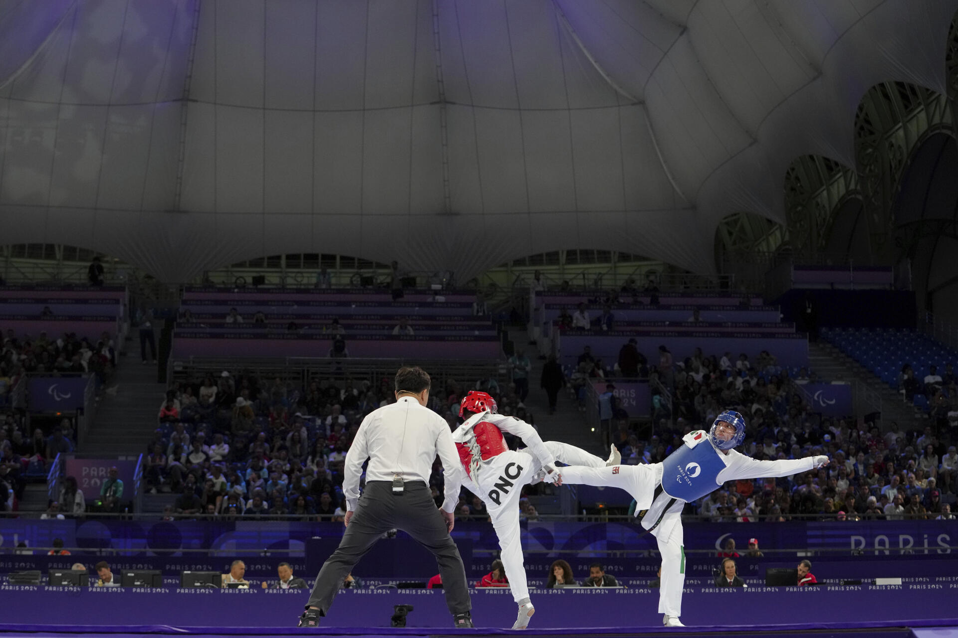 Juan Diego Garcia Lopez (Mexique), à droite, et Herea Loi (Papouasie-Nouvelle-Guinée), lors d’un match de taekwondo K44 de moins de 70 kg pour hommes, le 30 août 2024, à Paris.