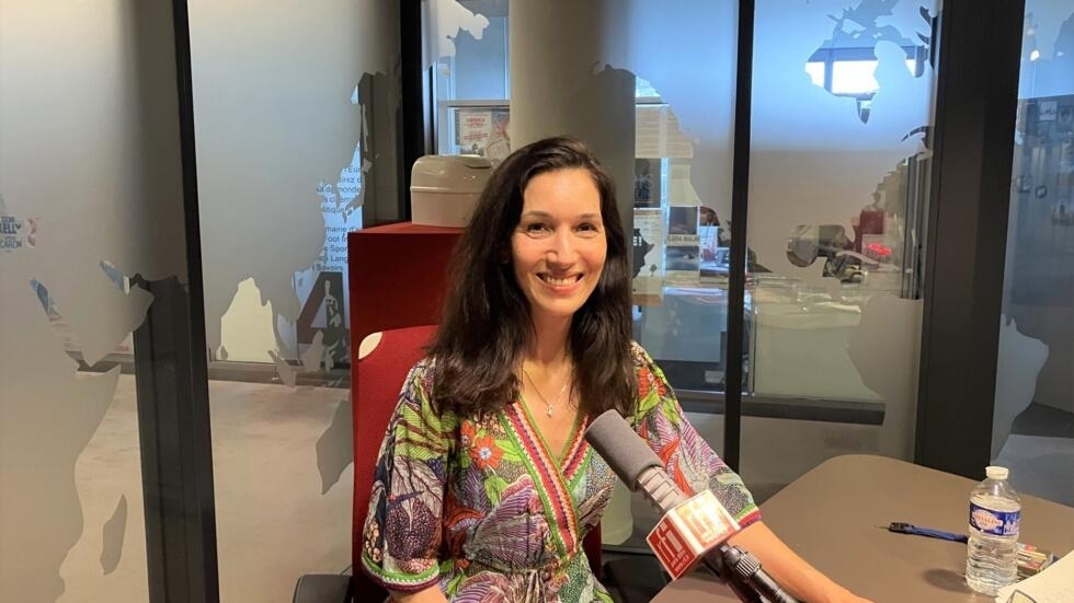 L'écrivaine Delphine Minoui en studio à RFI.