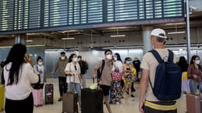 Des voyageurs Ã  l'aÃ©roport Suvarnabhumi Ã  Bangkok en ThaÃ¯lande, le 6 janvier 2023