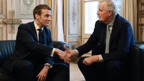 Le prÃ©sident franÃ§ais Emmanuel Macron pose avec le nÃ©gociateur en chef de la Commission europÃ©enne Michel Barnier avant leur rencontre au palais de l'ÃlysÃ©e Ã  Paris, le 31 janvier 2020. 