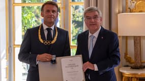 Emmnauel Macron avec le prÃ©sident du CIO Thomas Bach au palais de l'ÃlysÃ©e le mercredi 28 aoÃ»t 2024.