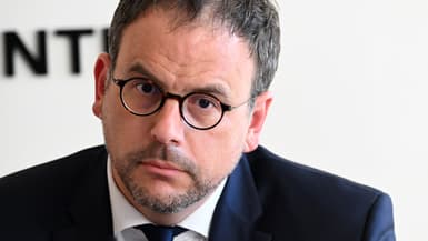 Le ministre de la SantÃ©, AurÃ©lien Rousseau, au Centre opÃ©rationnel de rÃ©gulation et de rÃ©ponse aux urgences sanitaires et sociales (CORRUSS), le 21 aoÃ»t 2023.