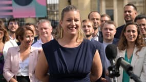 La dÃ©putÃ©e Mathilde Panot (au centre), nouvellement Ã©lue dÃ©putÃ©e de La France insoumise (LFI), du Nouveau Front populaire, s'adresse aux journalistes Ã  son arrivÃ©e Ã  l'AssemblÃ©e nationale Ã  Paris, le 9 juillet 2024