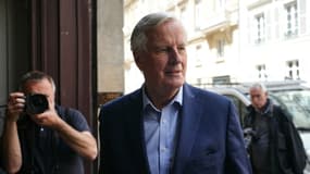 Michel Barnier arrivant au bureau politique des LR