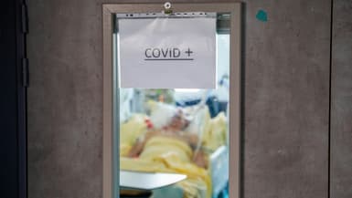 Un patient atteint du Covid-19 dans le service de rÃ©animation de l'hÃ´pital Antoine-BÃ©clÃ¨re de Clamart, prÃ¨s de Paris, le 23 dÃ©cembre 2021 (photo d'illustration).