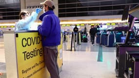 Une personne subit un test de dÃ©pistage du COVID-19 Ã  l'intÃ©rieur du terminal international Tom Bradley de l'aÃ©roport international de Los Angeles. (photo d'illustration)