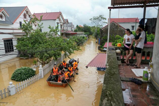 Des sauveteurs dans la province de Thai Nguyen (Vietnam), le 10 septembre 2024.