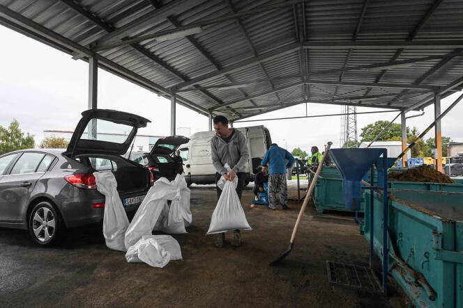 En République tchèque, à Olomouc, les habitants se préparent à de fortes précipitations et à des inondations, samedi 14 septembre. 