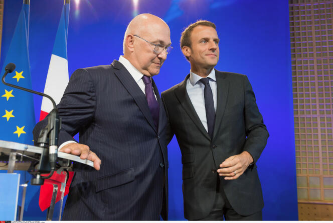 L’ancien ministre de l’économie Emmanuel Macron et son successeur, Michel Sapin, à Bercy, le 3 août 2016.