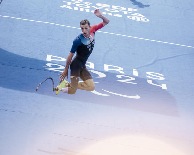 Alexis Hanquinquant arrivant premier au para triathlon pendant les Jeux paralympiques, sur le pont Alexandre-III, à Paris, France, le 2 septembre 2024.