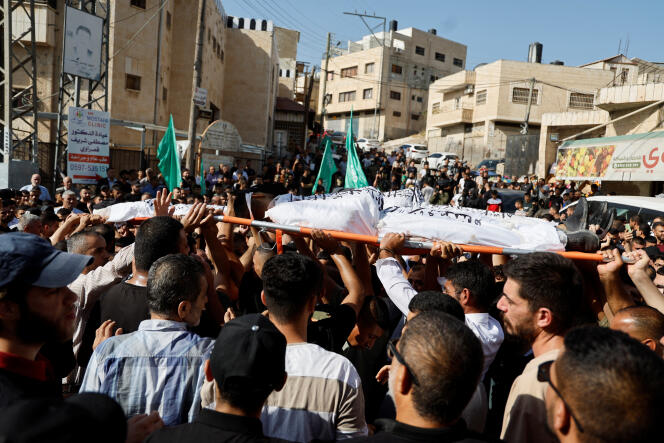 Des hommes portent  les corps de Palestiniens tués lors d’une frappe aérienne au cours d’un raid israélien, lors de leurs funérailles à Tubas, en Cisjordanie occupée par Israël, le 13 septembre 2024.