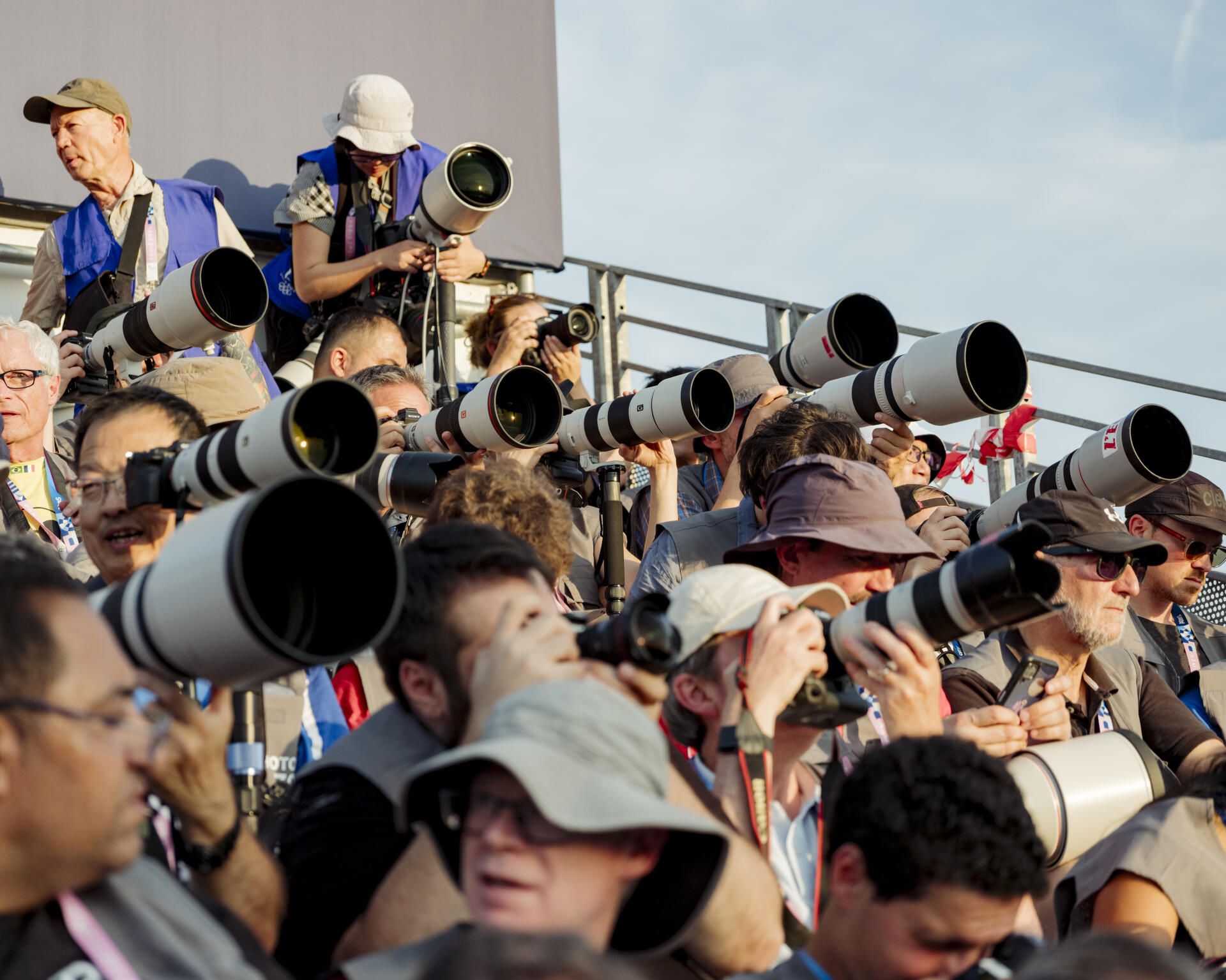 La tribune photographes avant le début de la cérémonie d’ouverture des Jeux paralympiques de Paris 2024, le 28 août 2024, place de la Concorde.