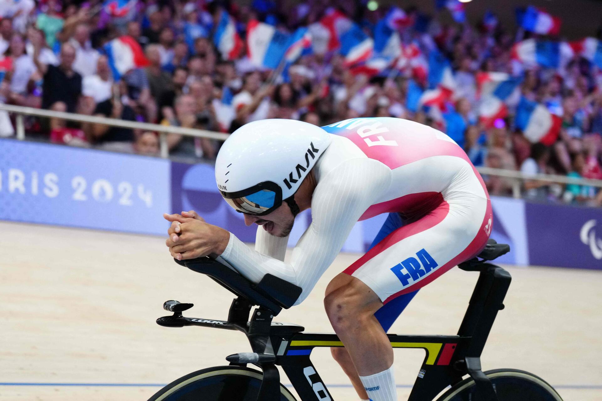 Alexandre Léauté (France) participe à la finale du contre-la-montre masculin de 1 000 m (C1-3) au vélodrome national de Saint-Quentin-en-Yvelines à Montigny-le-Bretonneux, au sud-ouest de Paris, le 31 août 2024. Il y a obtenu la médaille d’or.