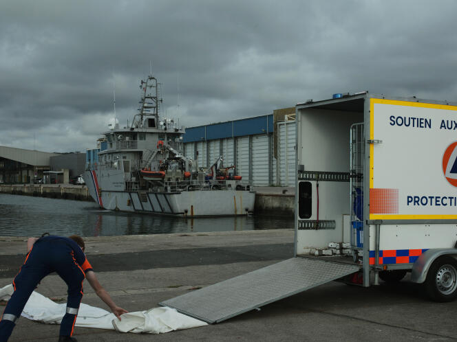 La protection civile chargée des migrants secourus, sur le port de Boulogne-sur-Mer (Pas-de-Calais), le 3 septembre 2024. 