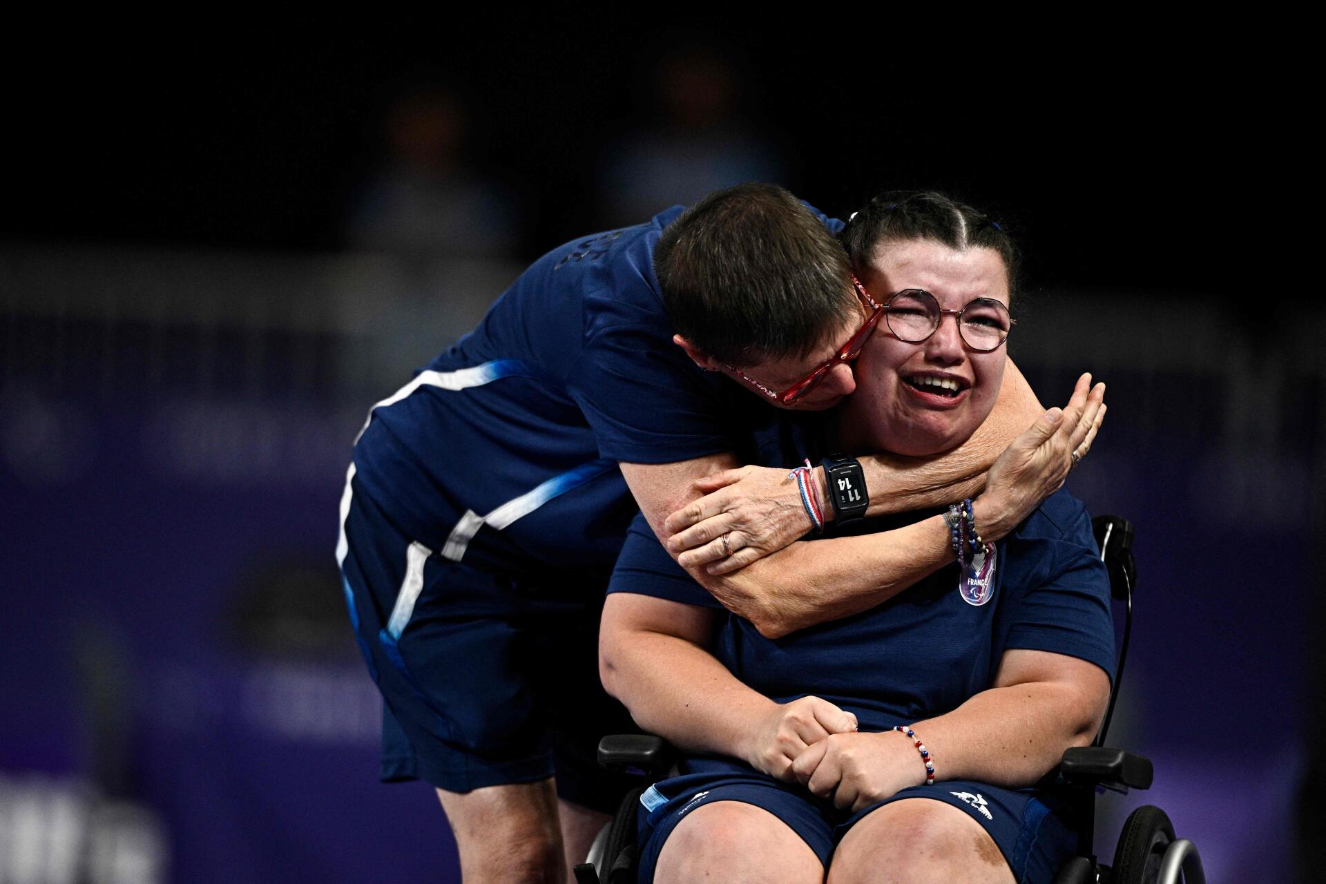 La Française Aurélie Aubert réagit après avoir remporté l’or contre la Singapourienne Jeralyn Tan Yee Ting lors du match individuel féminin (BC1) en boccia à l’Arena Paris Sud, à Paris, le 2 septembre 2024. 