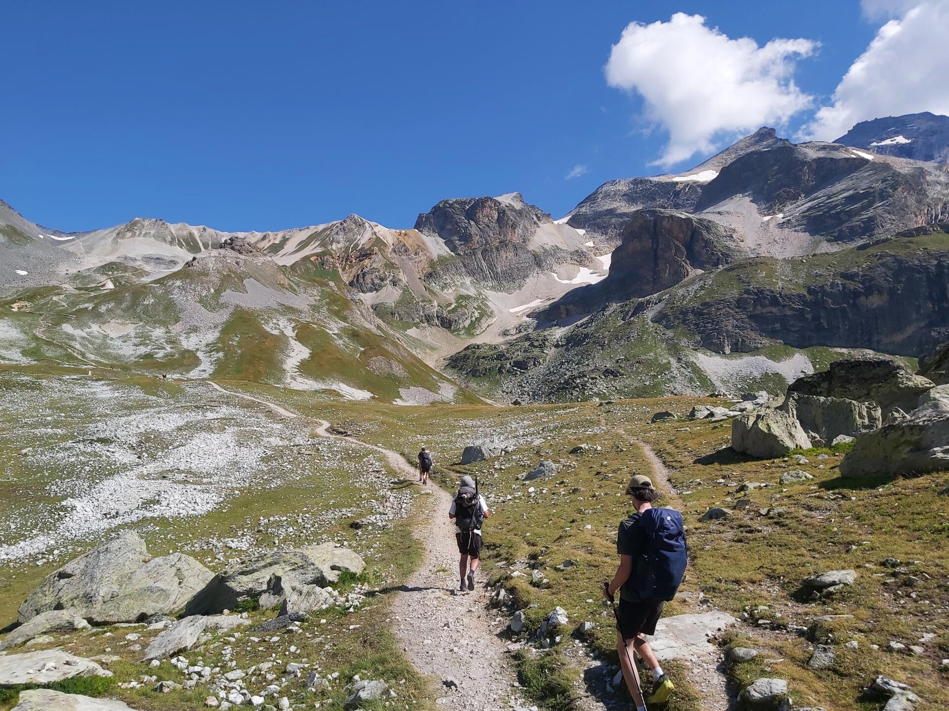 Des archéologues se rendent sur le col de Chavière, à près de 3 000 mètres d’altitude, dans le massif de la Vanoise (Savoie), le 13 août 2024.