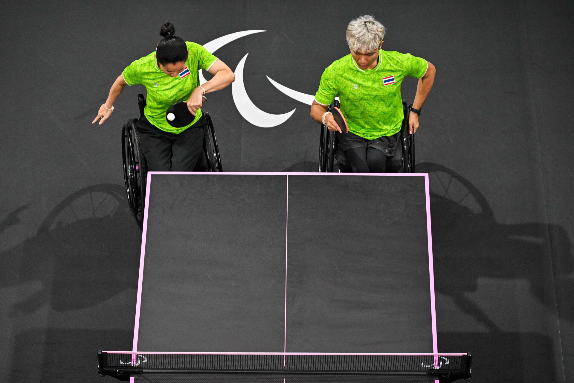 Wijittra Jaion et Yuttajak Glinbancheun (Thaïlande) en compétition en double mixte de tennis de table (XD7), médaillés d’or, à l’Arena Paris Sud, à Paris, le 1ᵉʳ septembre 2024.