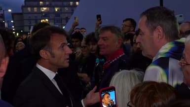 Emmanuel Macron discute lors d'un bain de foule ce 12 septembre 2024 au Havre