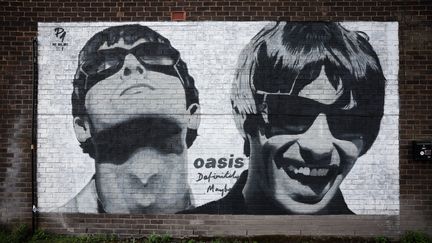 Une fresque représentant les frères Liam et Noel Gallagher du groupe britannique Oasis, à Manchester, le 29 août 2024. (ADAM VAUGHAN / MAXPPP)