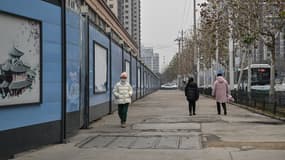 Passants masquÃ©s Ã  Wuhan en 2023. 